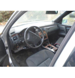 Verin de coffre MERCEDES CLASSE E 210 Photo n°8