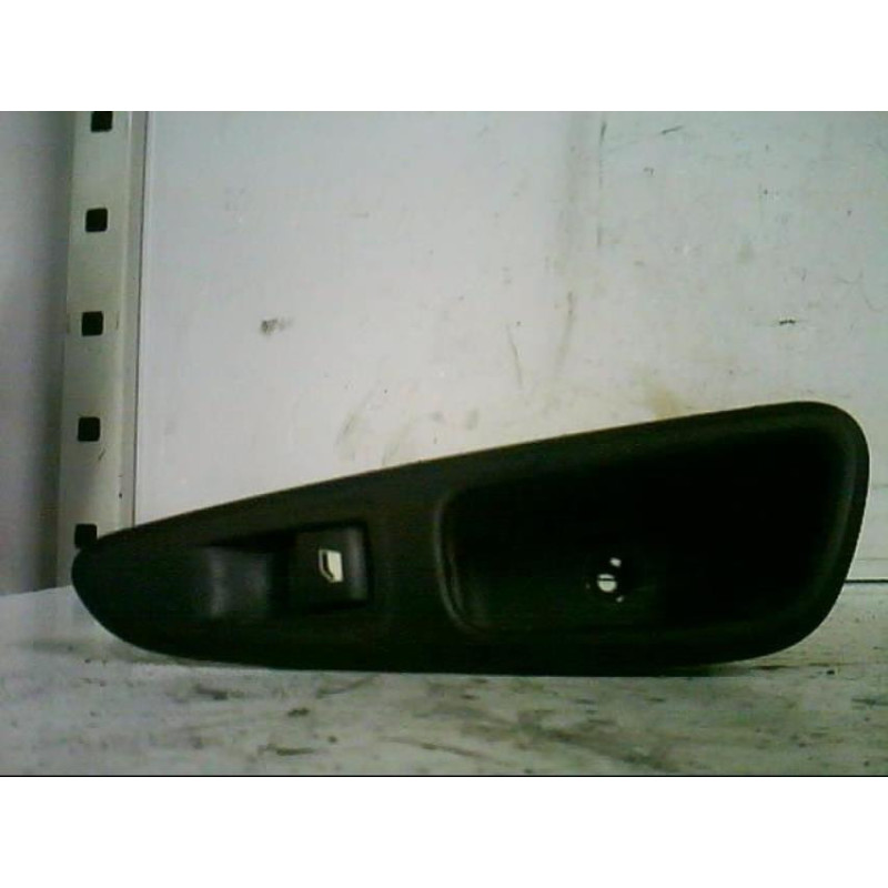 Interrupteur de leve vitre arriere droit PEUGEOT 308 1