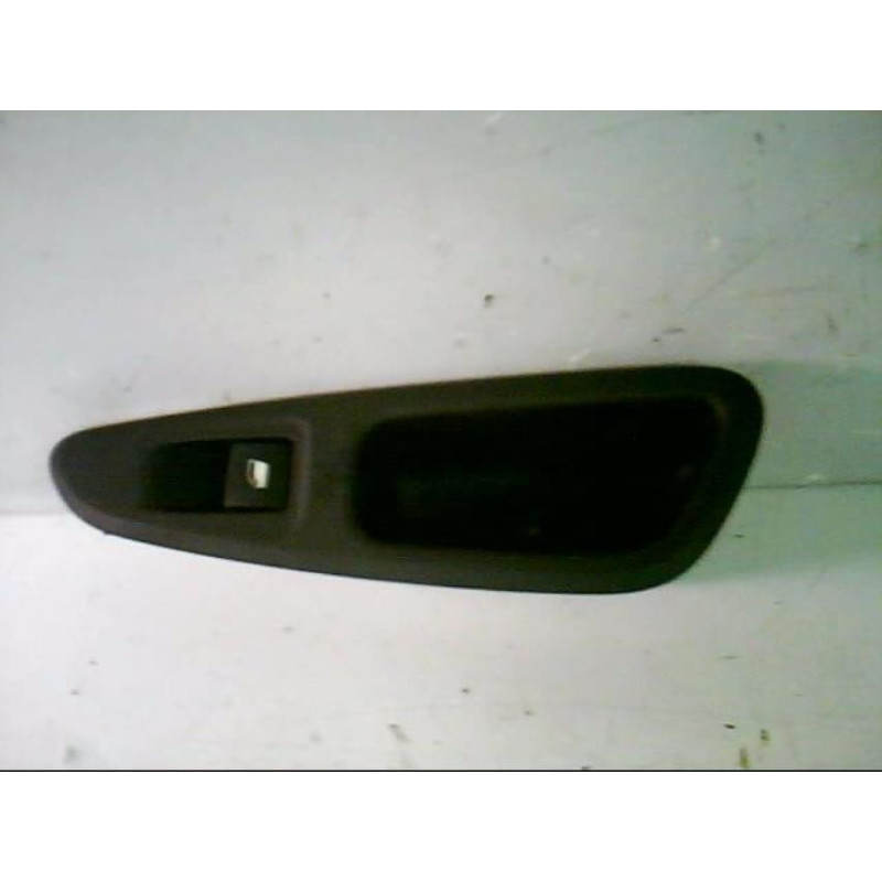 Interrupteur de leve vitre arriere droit PEUGEOT 308 1