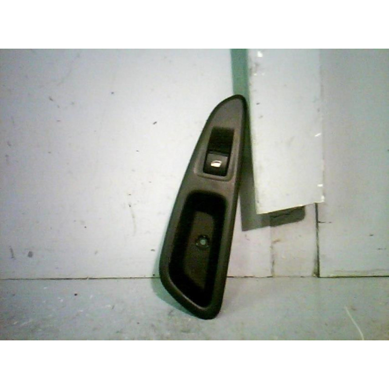 Interrupteur de leve vitre arriere droit PEUGEOT 308 1