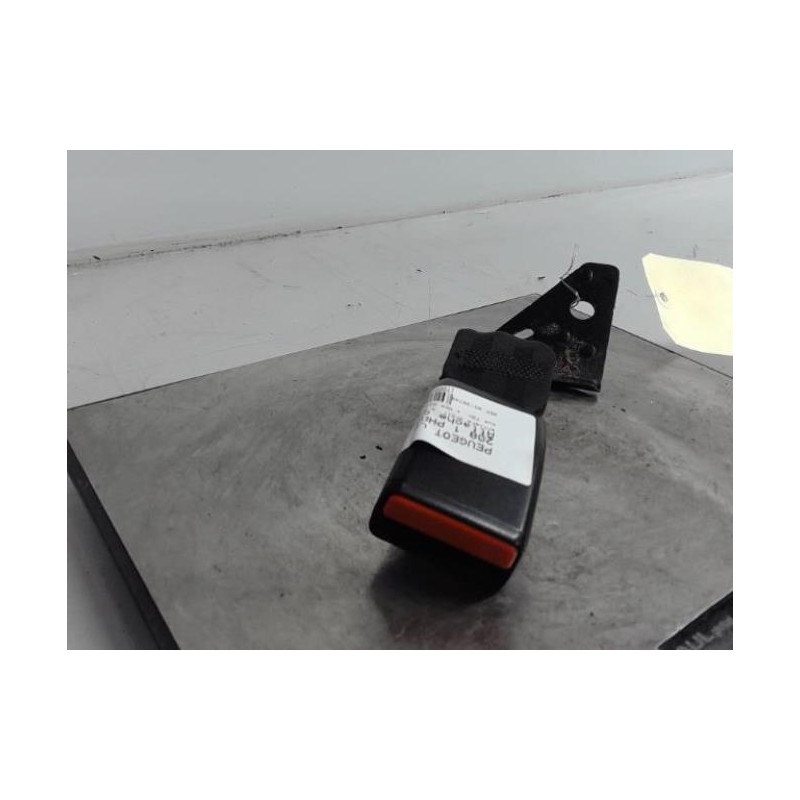 Attache ceinture arriere droit PEUGEOT 208 1