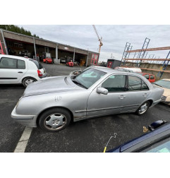 Capot MERCEDES CLASSE E 210 Photo n°17