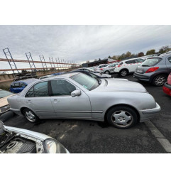 Capot MERCEDES CLASSE E 210 Photo n°18