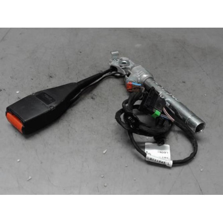 Attache ceinture avant gauche NISSAN NV250