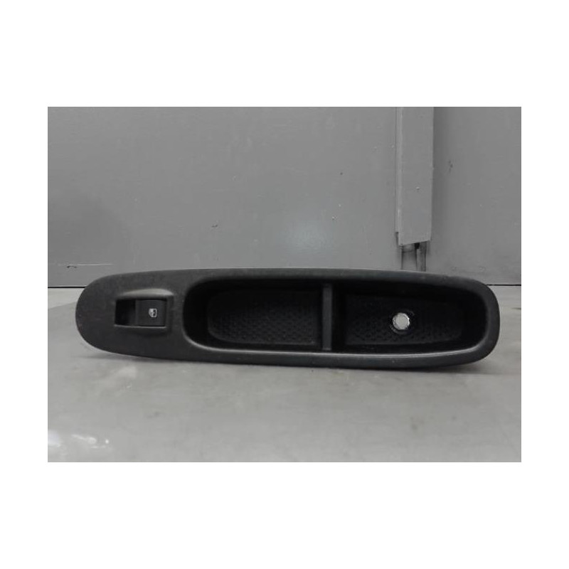 Interrupteur de leve vitre avant droit FIAT GRANDE PUNTO