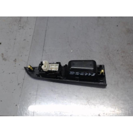 Interrupteur de leve vitre arriere gauche TOYOTA VERSO-S Photo n°1