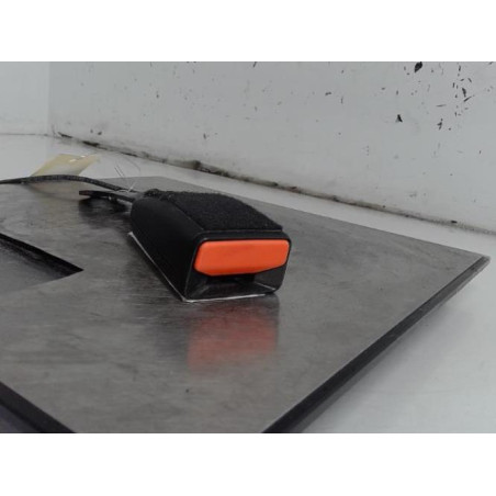 Attache ceinture avant gauche PEUGEOT 208 1
