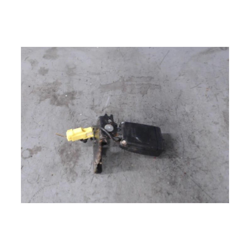 Attache ceinture arriere droit VOLVO V 40 2