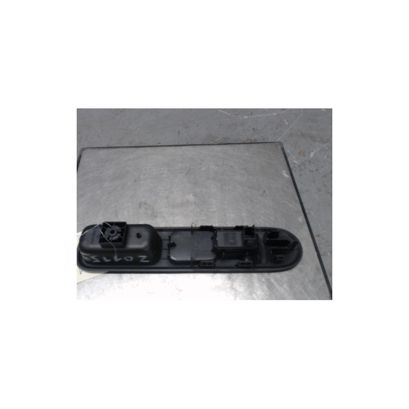 Interrupteur de leve vitre avant droit PEUGEOT 5008 1