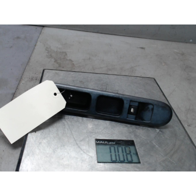 Interrupteur de leve vitre avant droit PEUGEOT 5008 1