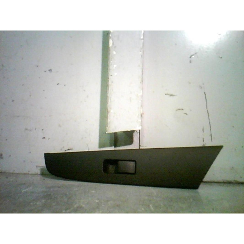 Interrupteur de leve vitre arriere droit MAZDA 3 1