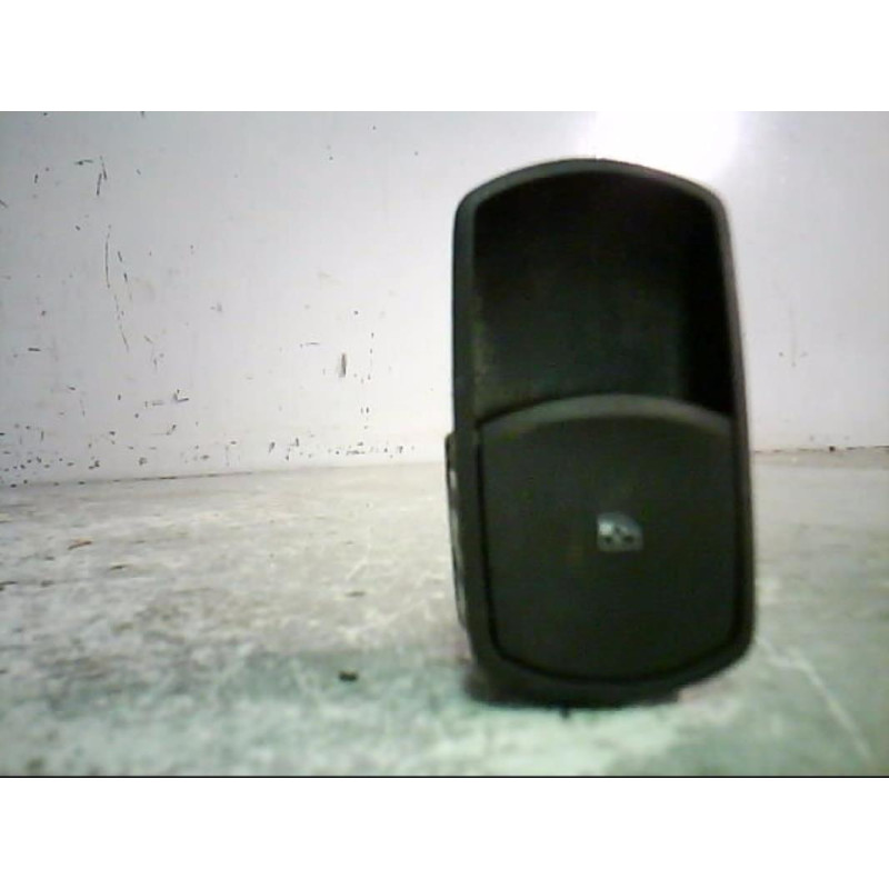 Interrupteur de leve vitre avant droit OPEL CORSA D