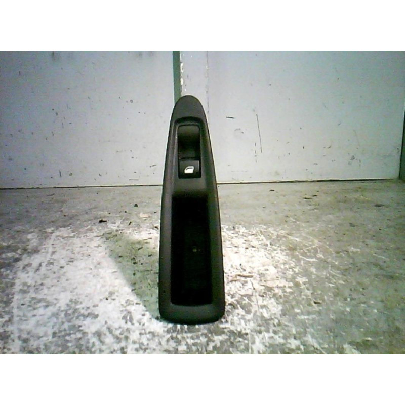 Interrupteur de leve vitre arriere droit CITROEN C4 1