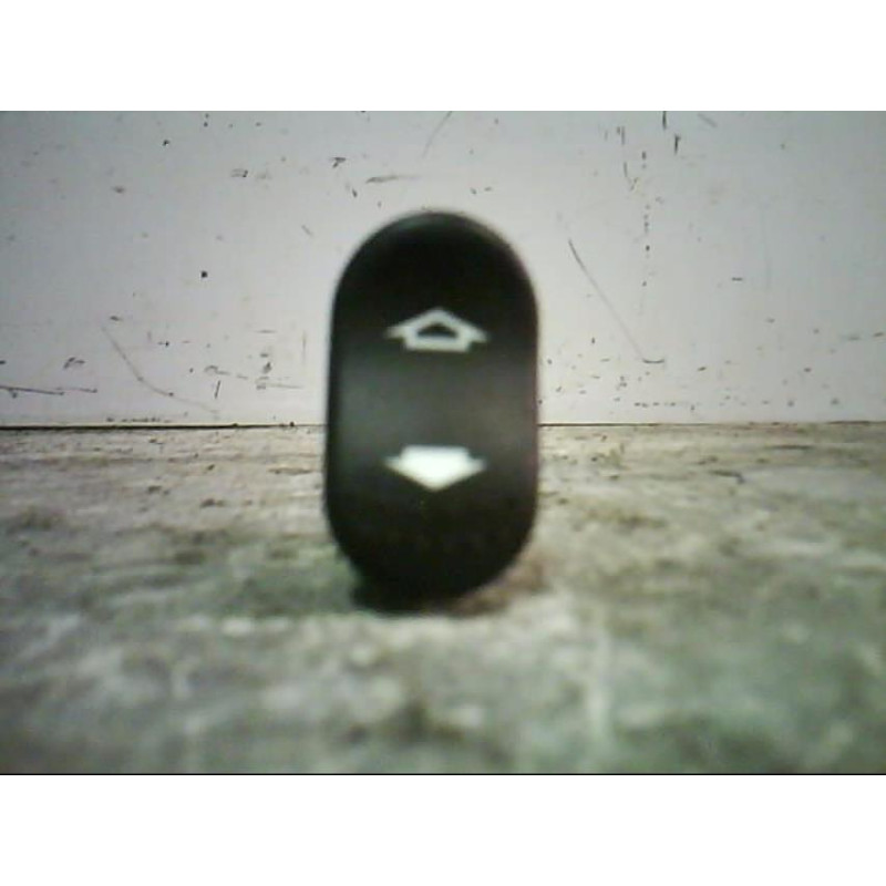 Interrupteur de leve vitre avant droit FORD FOCUS 1