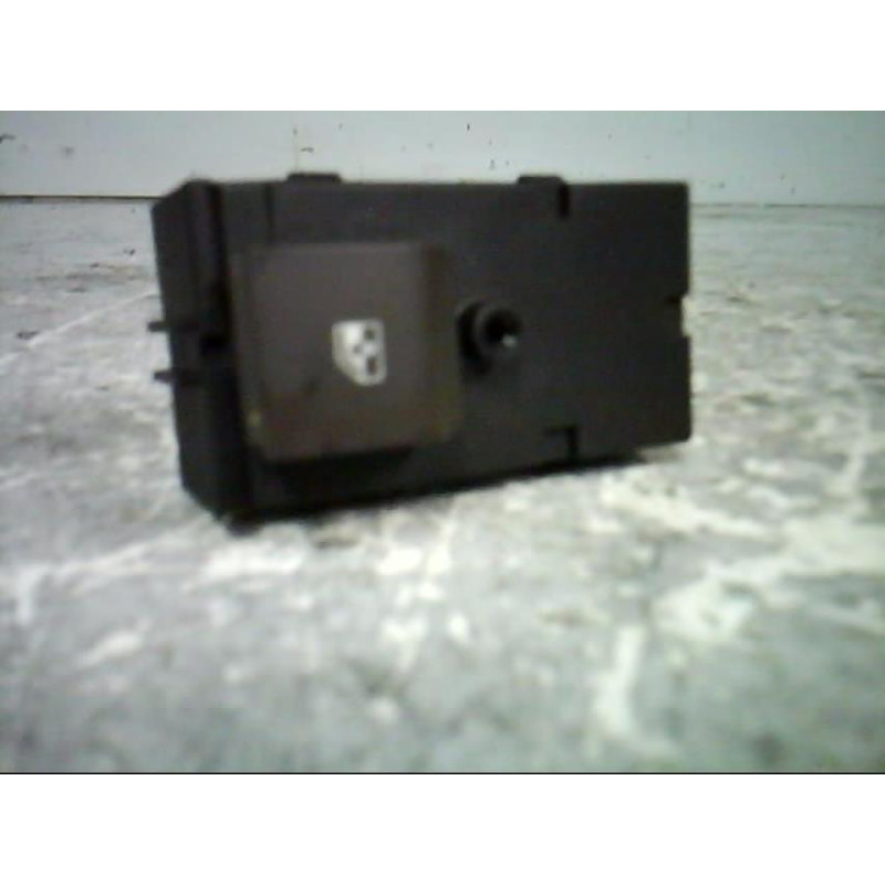 Interrupteur de leve vitre arriere droit OPEL MERIVA B