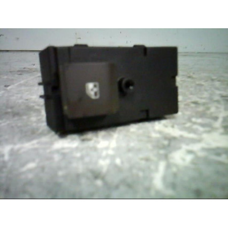 Interrupteur de leve vitre arriere droit OPEL MERIVA B Photo n°1