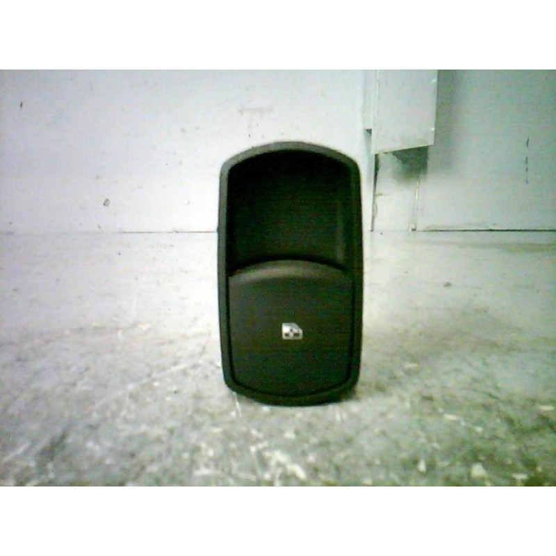 Interrupteur de leve vitre avant droit OPEL CORSA D