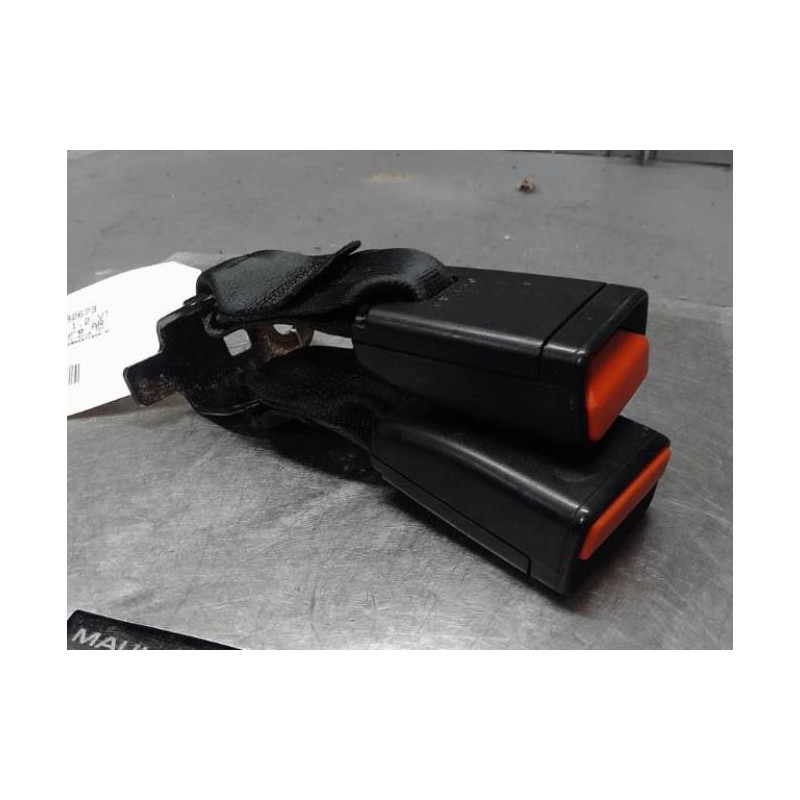 Attache ceinture arriere gauche PEUGEOT 208 1