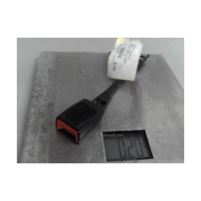 Attache ceinture avant droit PEUGEOT 5008 1