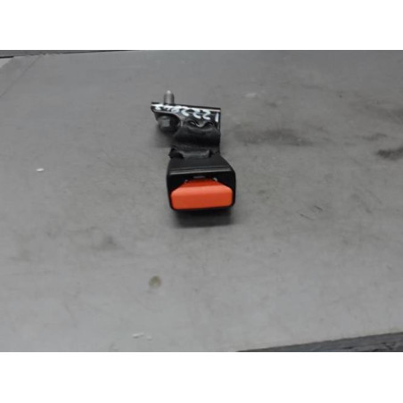 Attache ceinture arriere gauche PEUGEOT 208 1