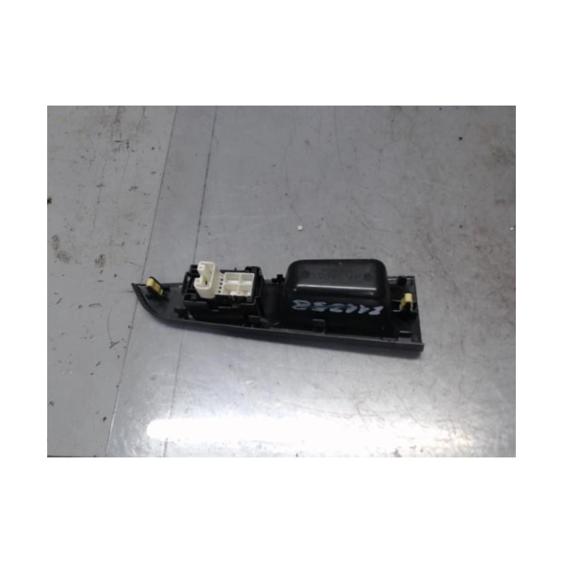 Interrupteur de leve vitre arriere gauche TOYOTA VERSO-S