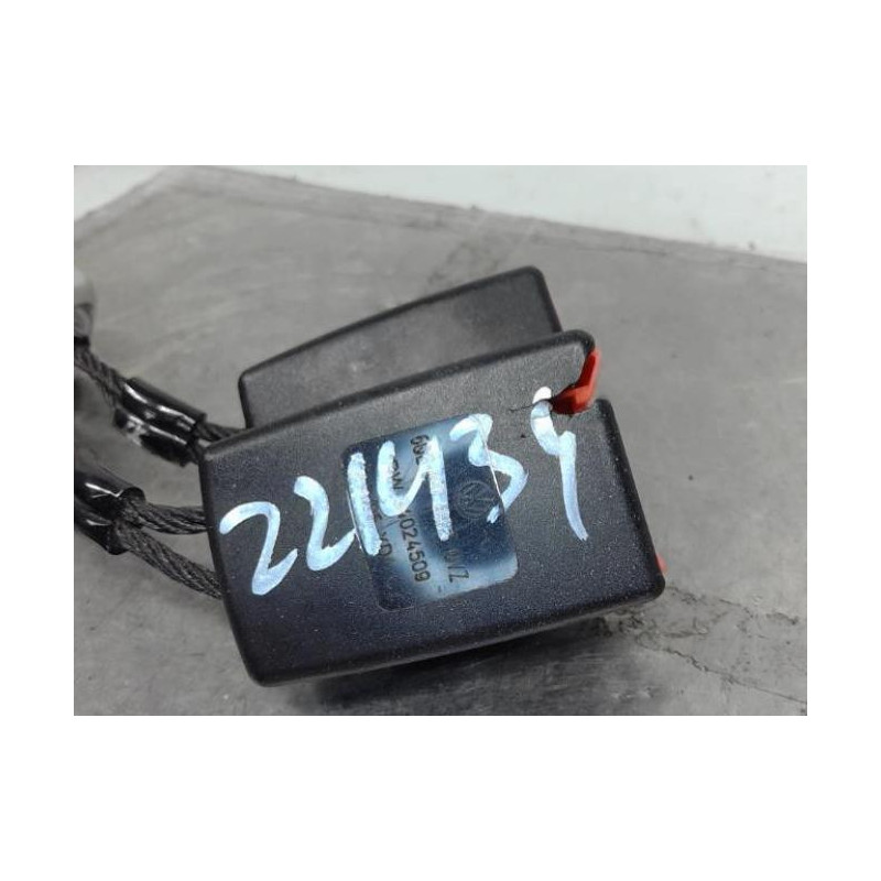 Attache ceinture arriere gauche VOLKSWAGEN POLO 4