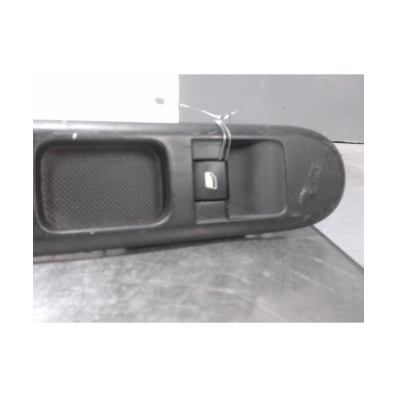 Interrupteur de leve vitre avant droit PEUGEOT 5008 1