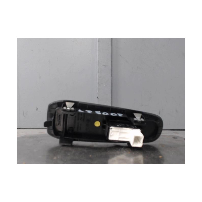 Interrupteur de leve vitre arriere droit PEUGEOT 308 2