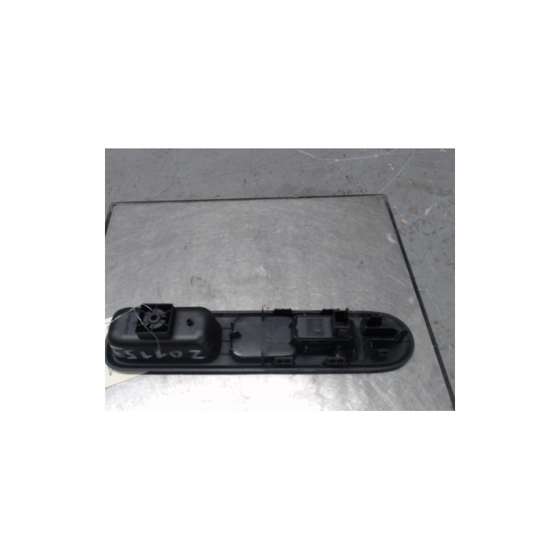 Interrupteur de leve vitre avant droit PEUGEOT 5008 1